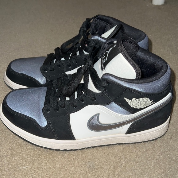 Jordan 1 Mid SE Satin Grey - Picture 1 of 4